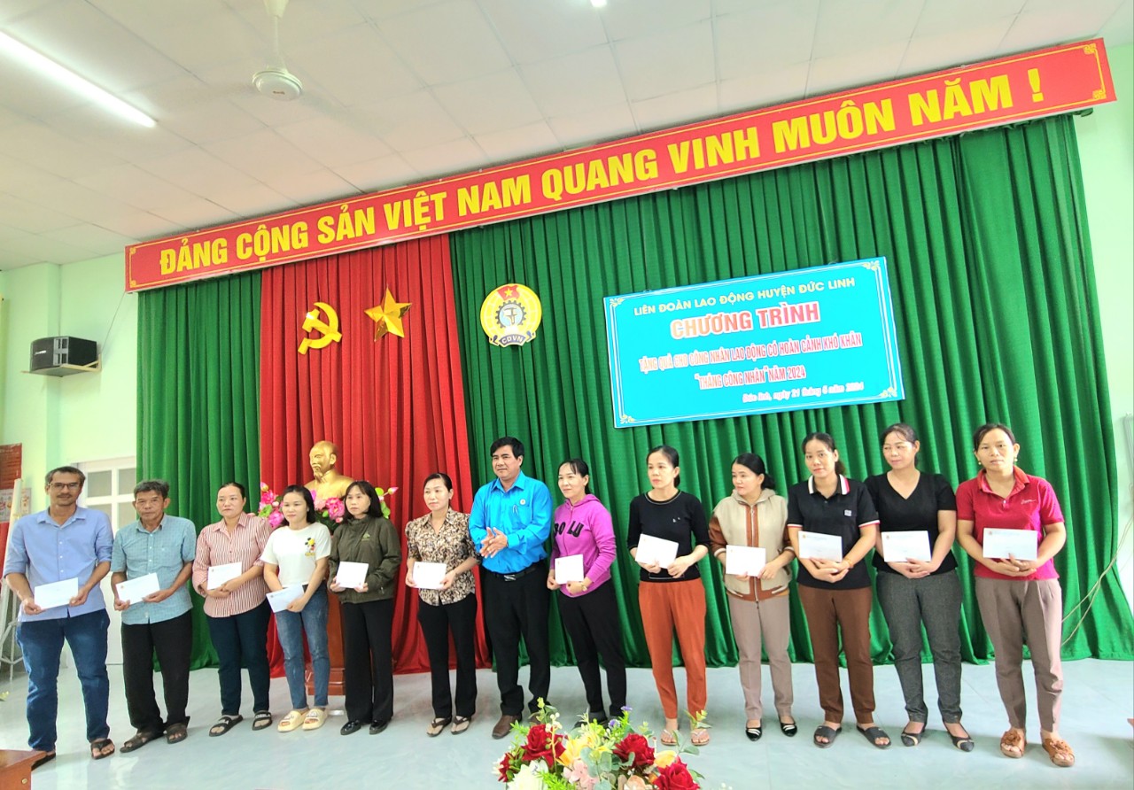 Đồng chí: Huỳnh Thiện Linh- Chủ tịch LĐLĐ huyện trao quà cho công nhân lao động