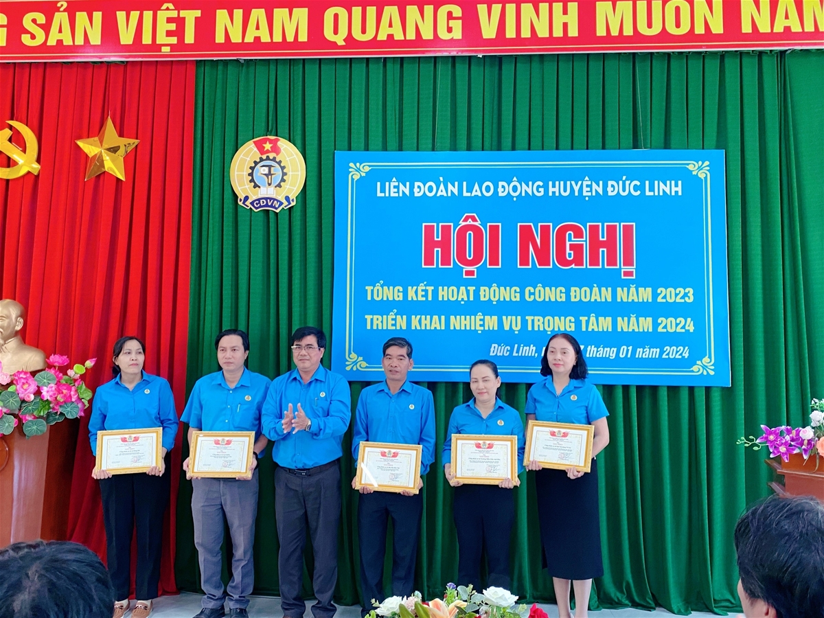 Đồng chí Huỳnh Thiện Linh, Chủ tịch LĐLĐ huyện trao giấy khen cho các Tập thể và cá nhân