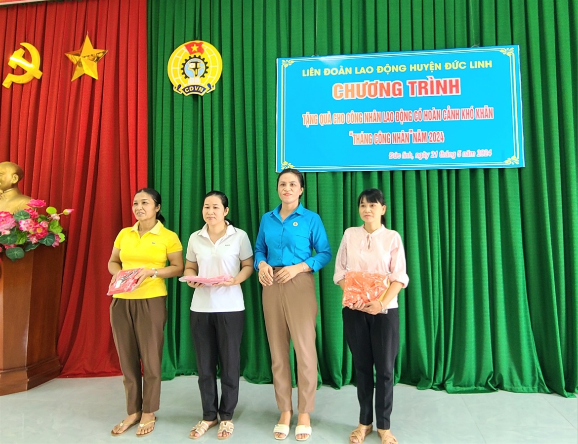 Đồng chí: Trần Thị Hằng Nga - UV Ban Thường vụ LĐLĐ huyện trao áo dài cho nữ CNVCLĐ khó khăn
