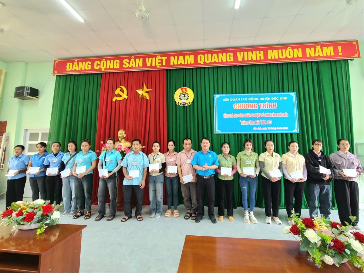 Đồng chí: Võ Trọng Văn- Phó chủ tịch LĐLĐ huyện trao quà cho công nhân