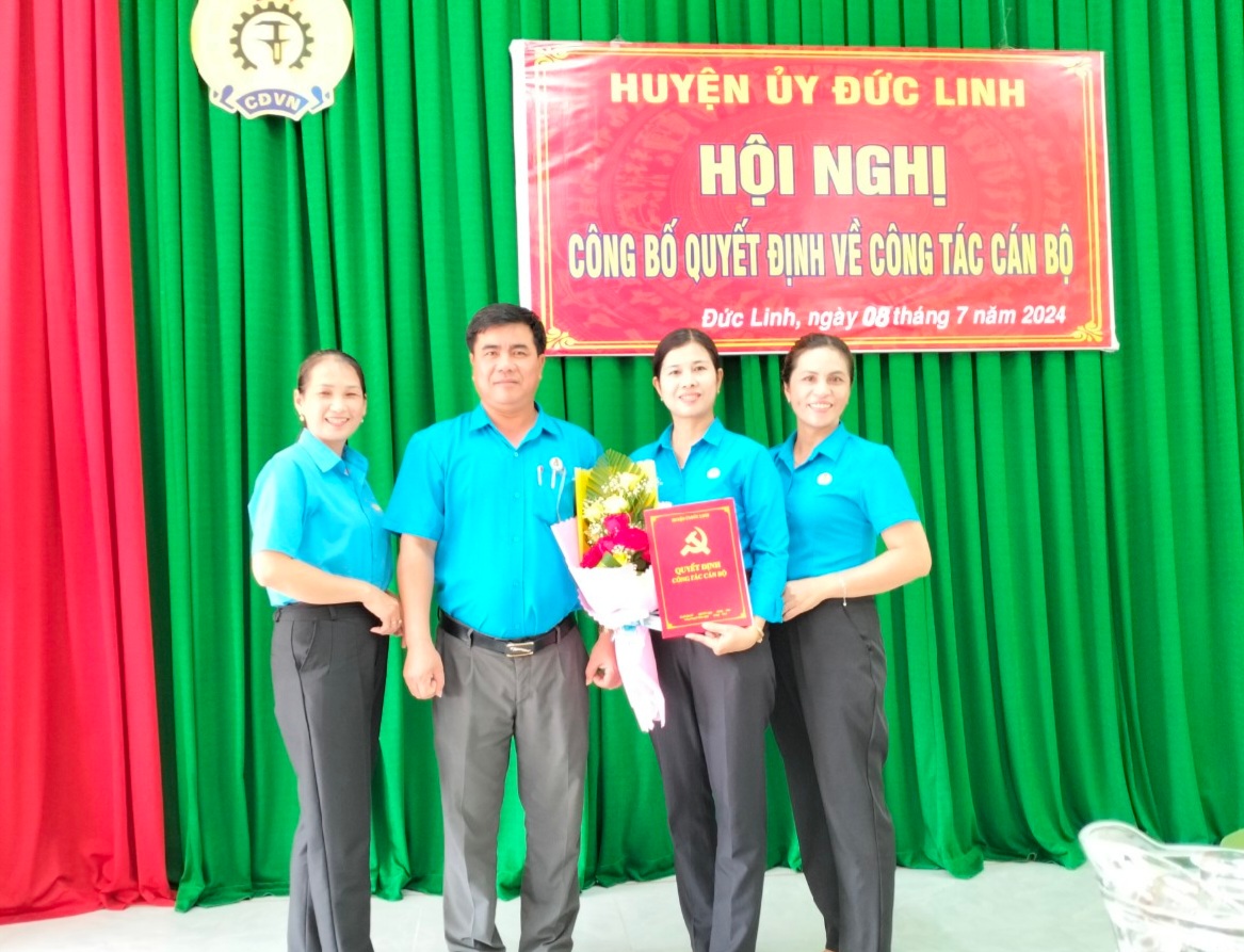 Tập thể cán bộ công chức Liên đoàn Lao động huyện chụp ảnh lưu niệm