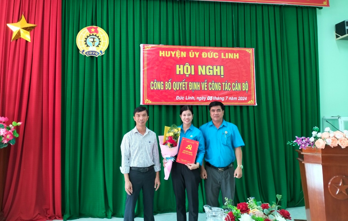 đồng chí: Nguyễn Thanh Tuấn - TVHU, Trưởng ban Tổ chức Huyện ủy trao quyết định điều động cho đồng chí Thúy