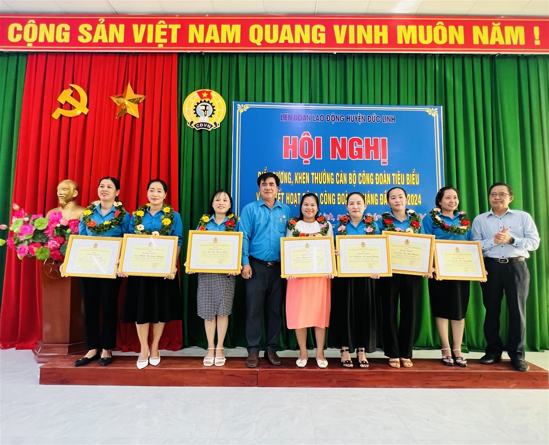 Đ/c Lê Văn Toàn - Phó Bí thư thường trực HU và đồng chí Huỳnh Thiện Linh - Chủ tịch LĐLĐ huyện tặng hoa và Bằng khen cho các cá nhân