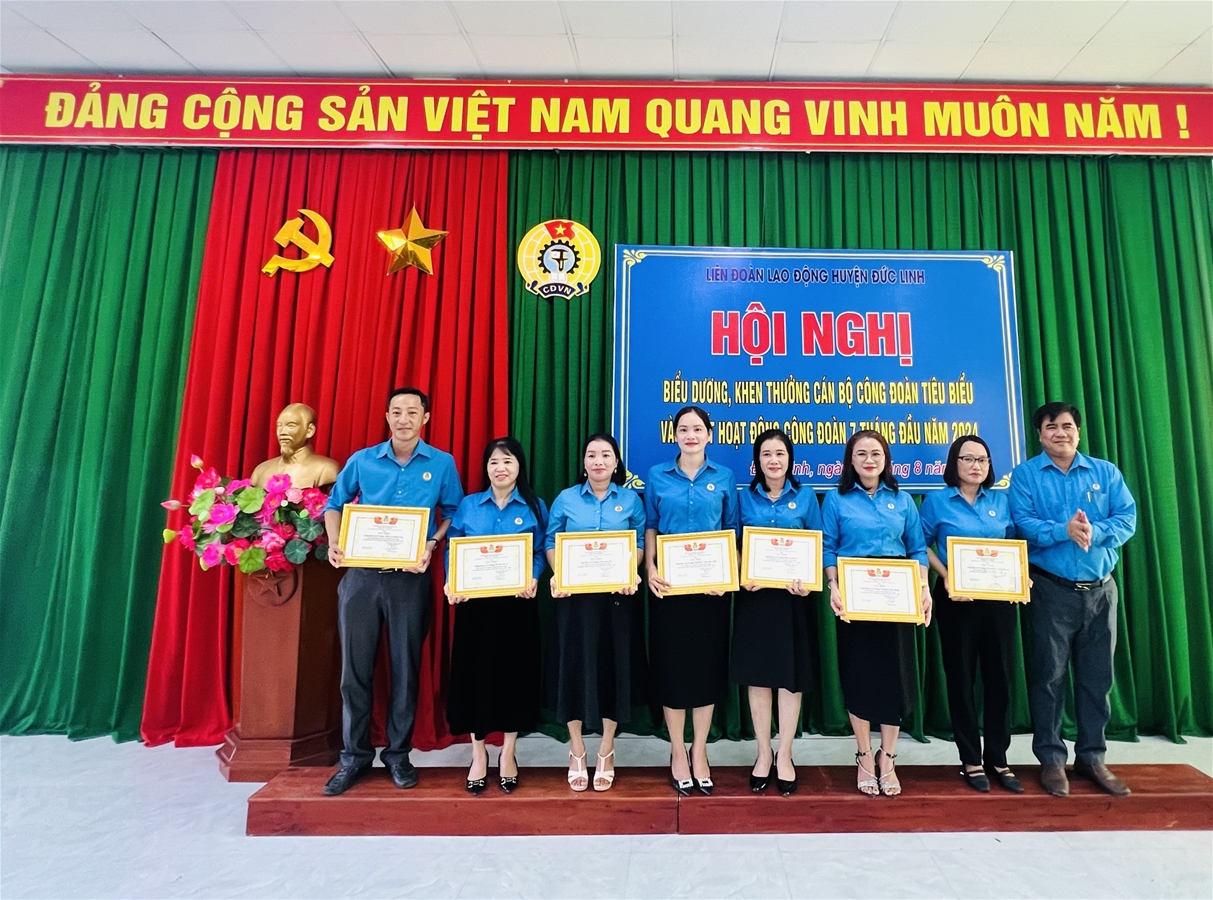 Đồng chí: Huỳnh Thiện Linh - Chủ tịch LĐLĐ huyện tặng giấy khen cho các tập thể có thành tích xuất sắc trong phong trào thi đua năm học 2023-2024