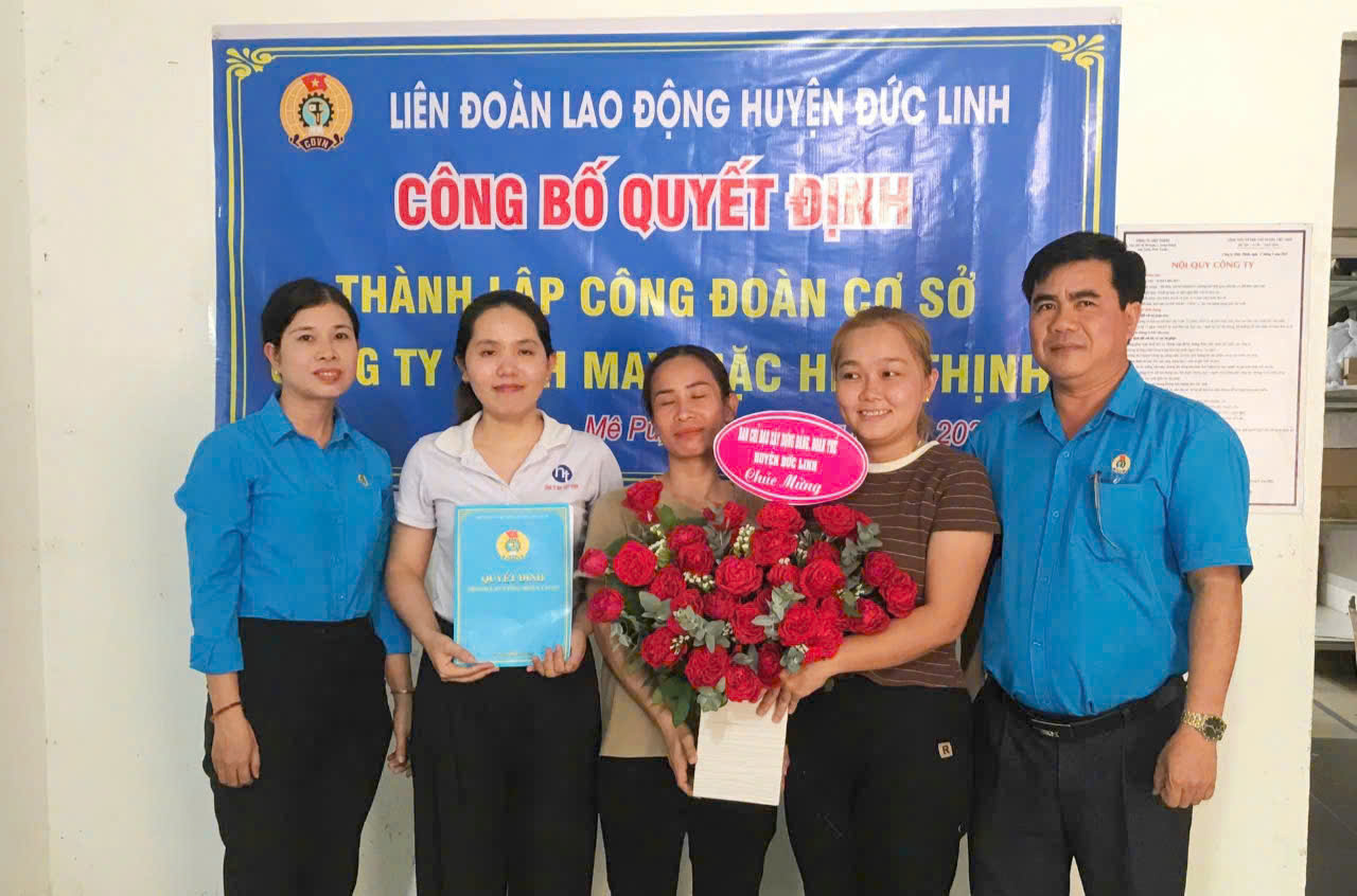 Thường trực Liên đoàn Lao động huyện trao Quyết định thành lập và Hoa chúc mừng CĐCS Công ty TNHH May mặc Hiệp Thịnh