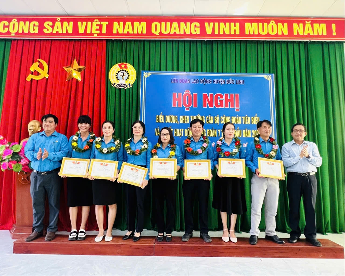 Cô Nguyễn Thị Lan (đứng giữa) được Biểu dương, khen thưởng cán bộ CĐCS tiêu biểu xuất sắc nhân kỷ niệm 95 năm ngày thành lập Công đoàn Việt Nam 2024