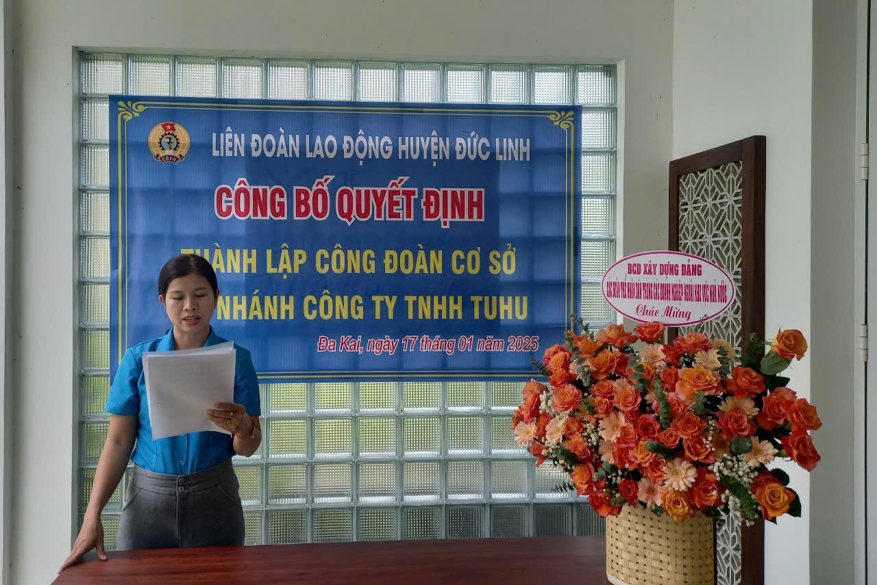 Đồng chí Lê Thị Thanh Thúy - Phó chủ tịch LĐLĐ huyện Công bố quyết định thành lập CĐCS