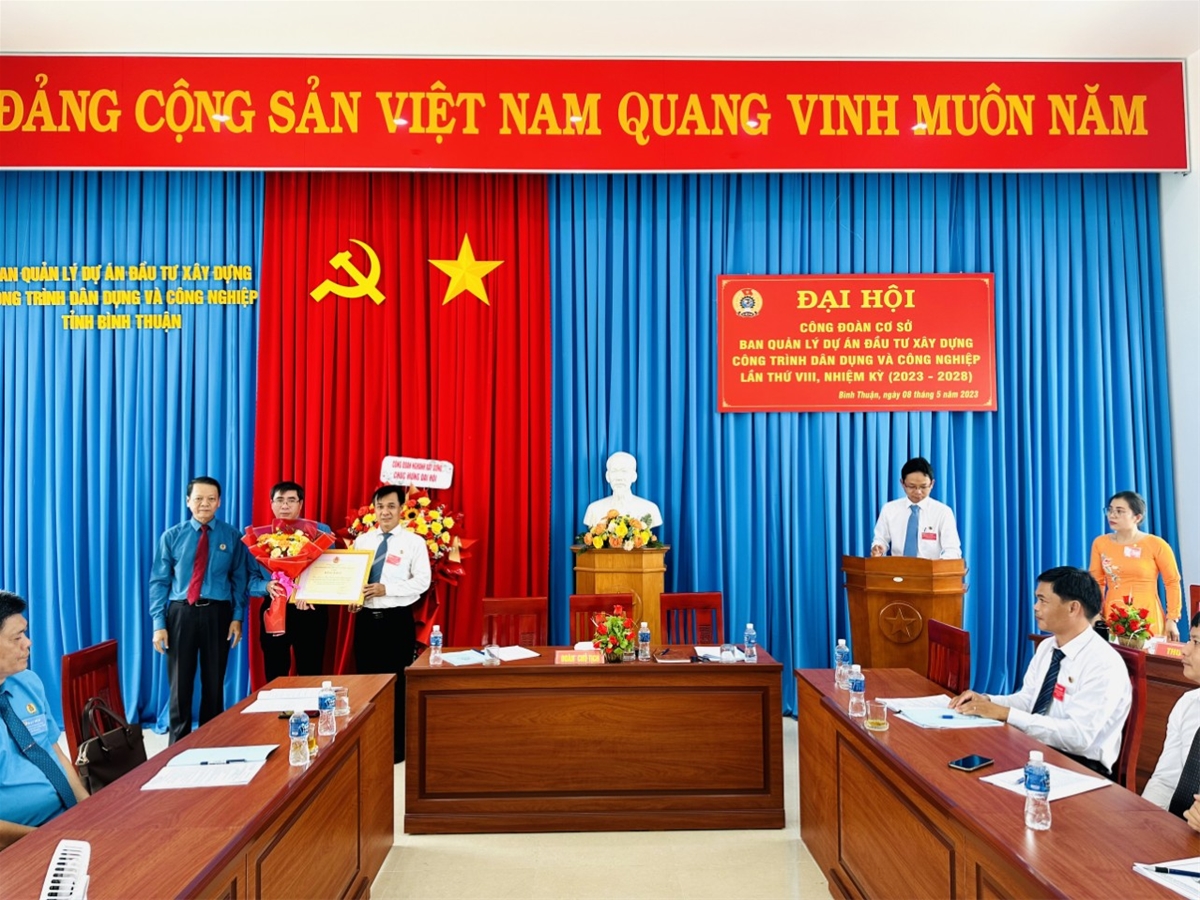Đ/C Nguyễn Xuân Phối - Chủ tịch LĐLĐ tỉnh trao tặng 