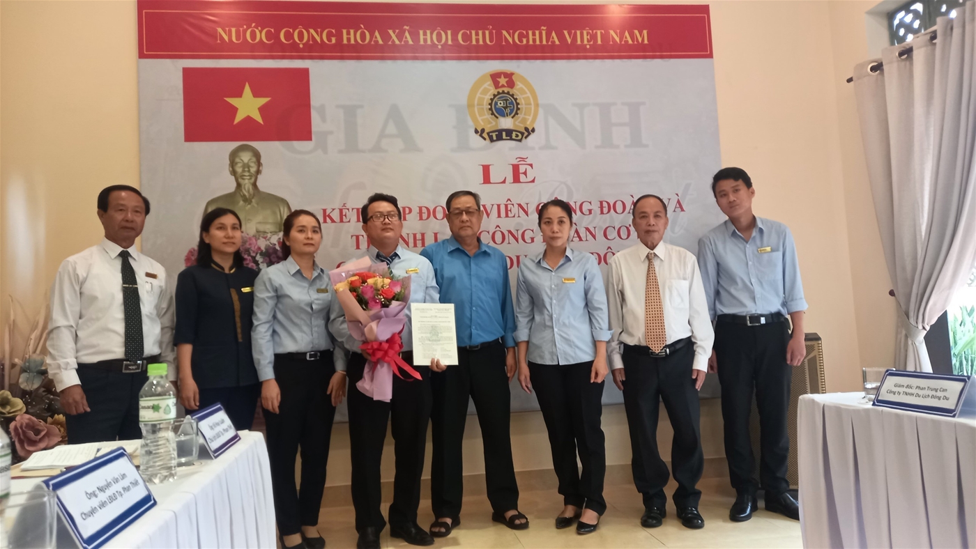 Ảnh: Đ/c Võ Huy Luận - Chủ tịch LĐLĐ thành phố  trao quyết định thành lập CĐCS Cty TNHH du lịch Đông Du