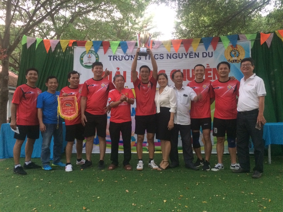 Ảnh: Đội trường THCS Nguyễn Du đoạt chức vô địch giải đấu