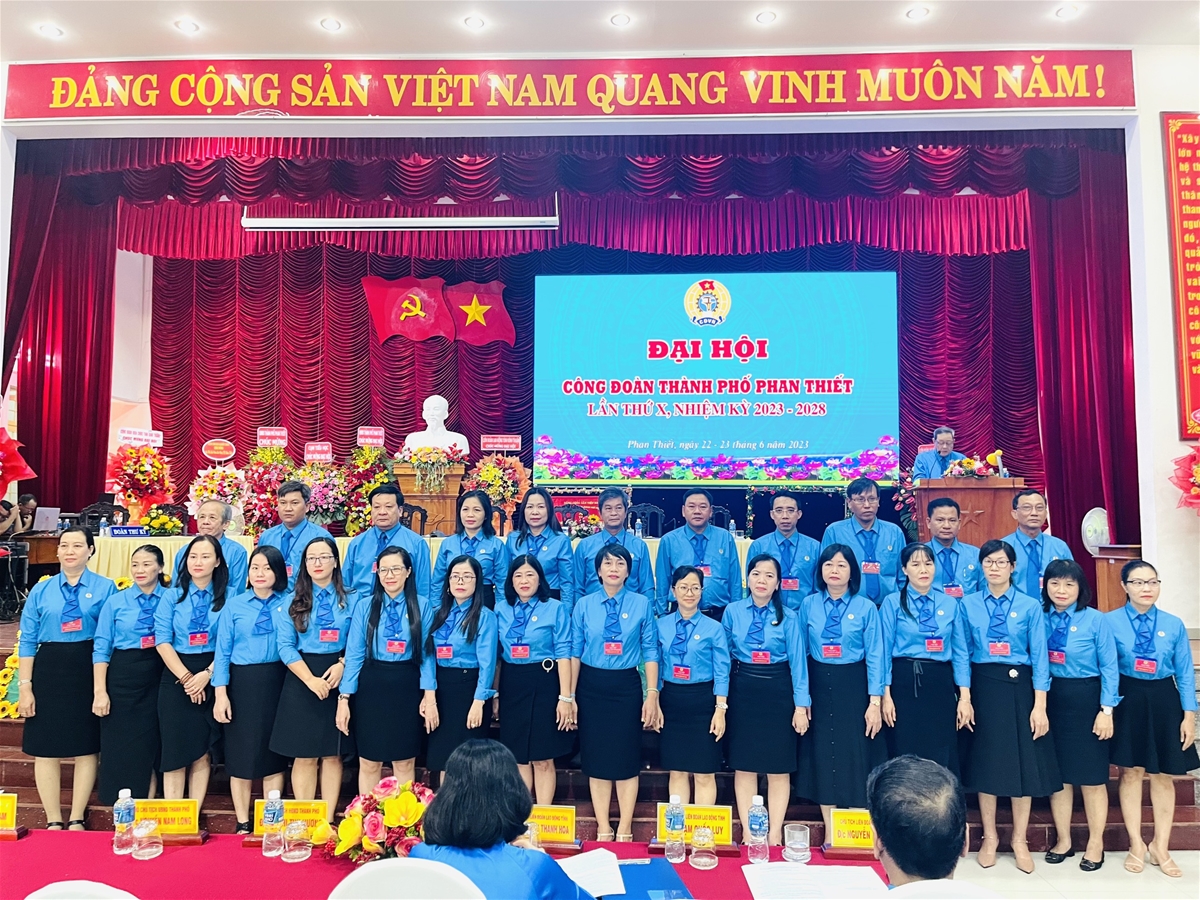 Ảnh: Ban Chấp hành khóa mới Đoàn Đại biểu dự Đại hội XI Công đoàn tỉnh ra mắt tại Đại hội