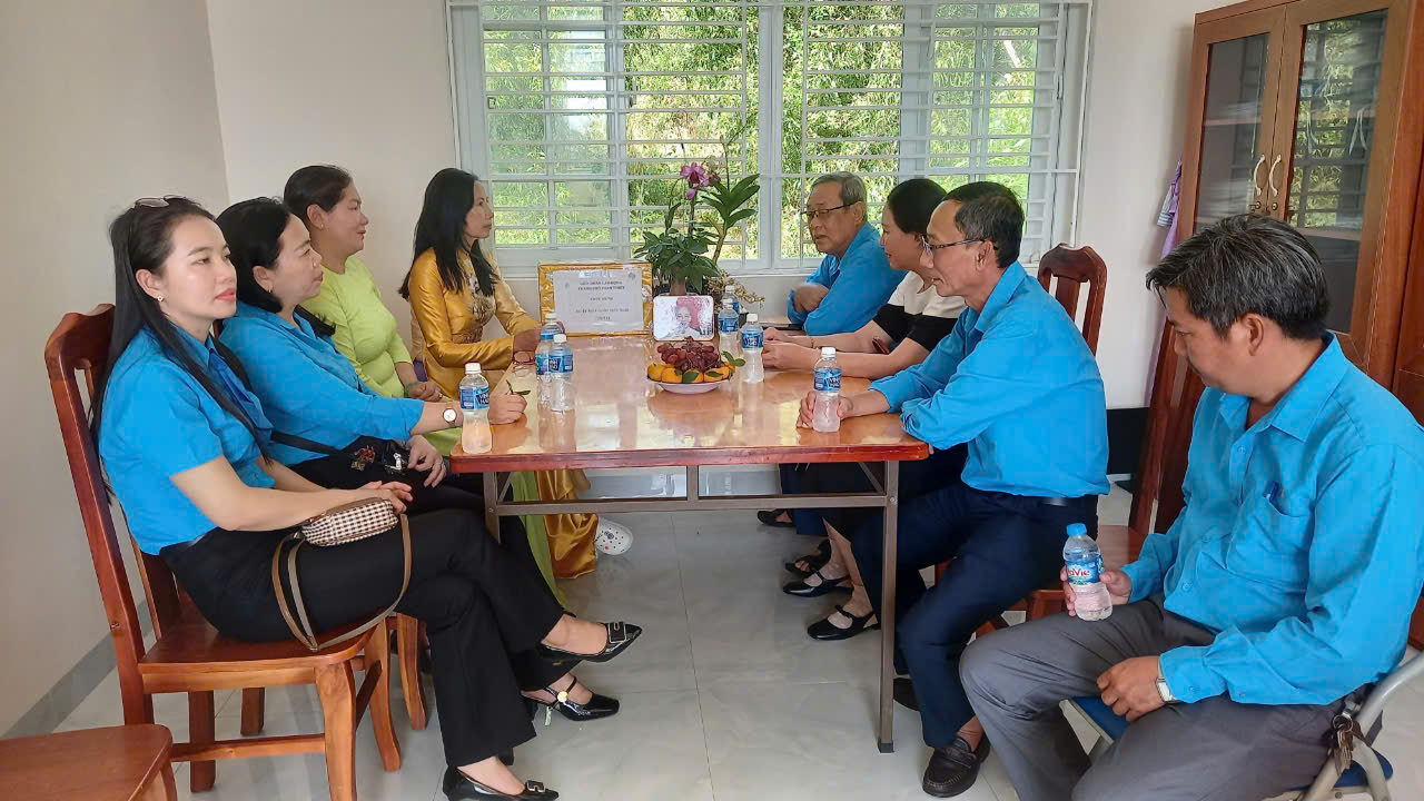 Lãnh đạo LĐLĐ, Phòng GD-ĐT thành phố, xã Tiến Thành thăm và tặng quà chúc mừng  Ngày Nhà giáo Việt Nam (20/11) tại Trường TH Tiến Thành 1