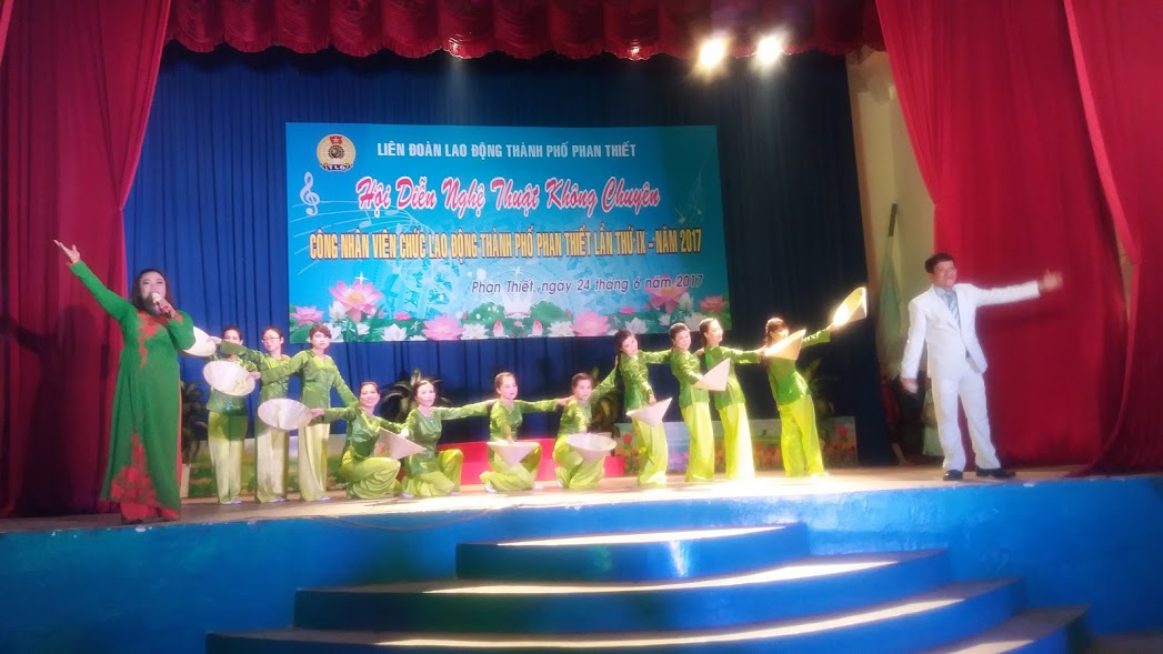 (Ảnh: Giải A - Song ca: Rặng trâm bầu - Công đoàn Giáo dục Phan Thiết)