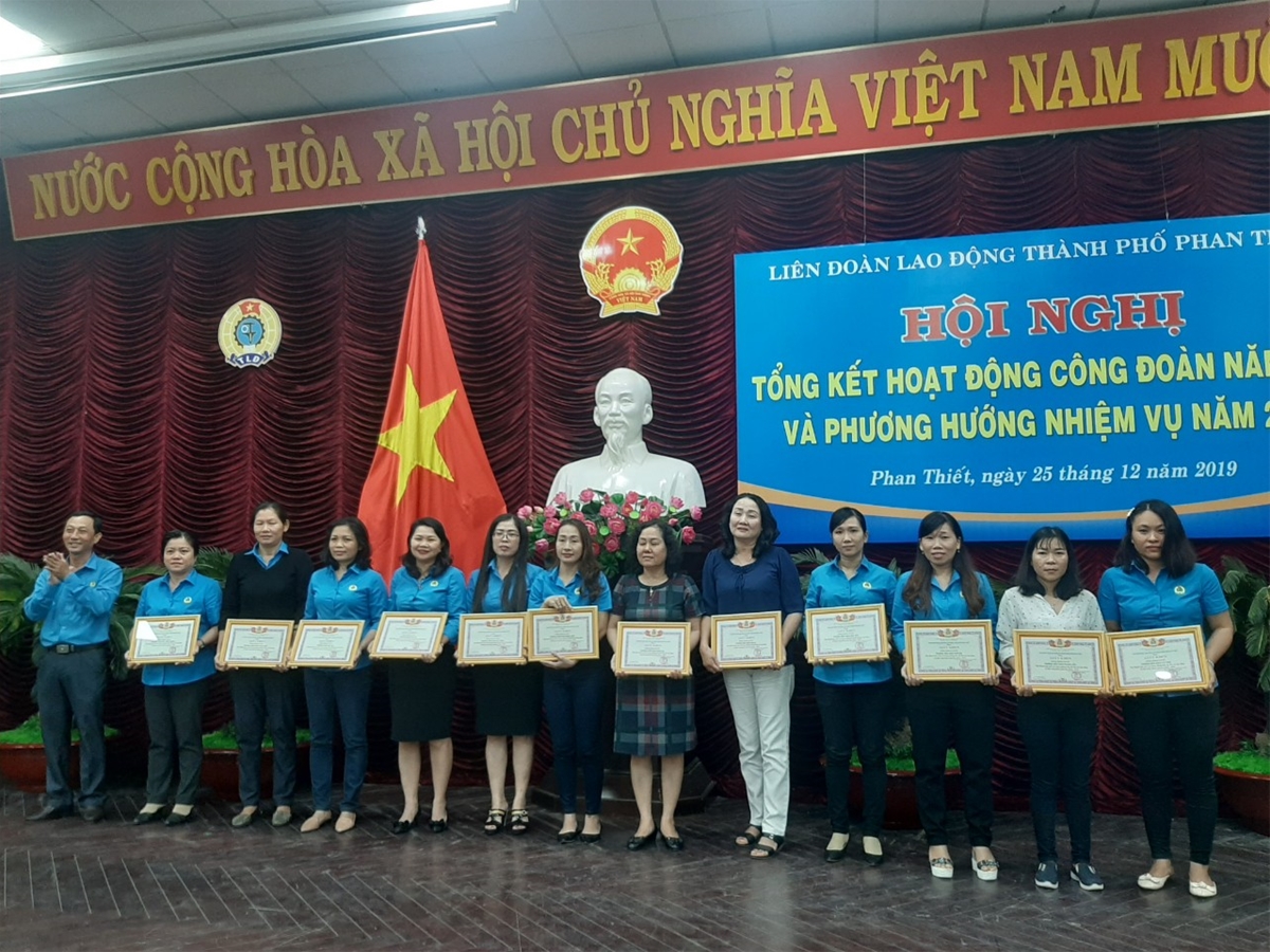 Ảnh: Đ/c Đỗ Trọng Nghĩa – Phó Chủ tịch LĐLĐ thành phố Phan Thiết  tặng Giấy khen cho các tập thể, cá nhân đạt thành tích xuất sắc trong năm học 2018 - 2019