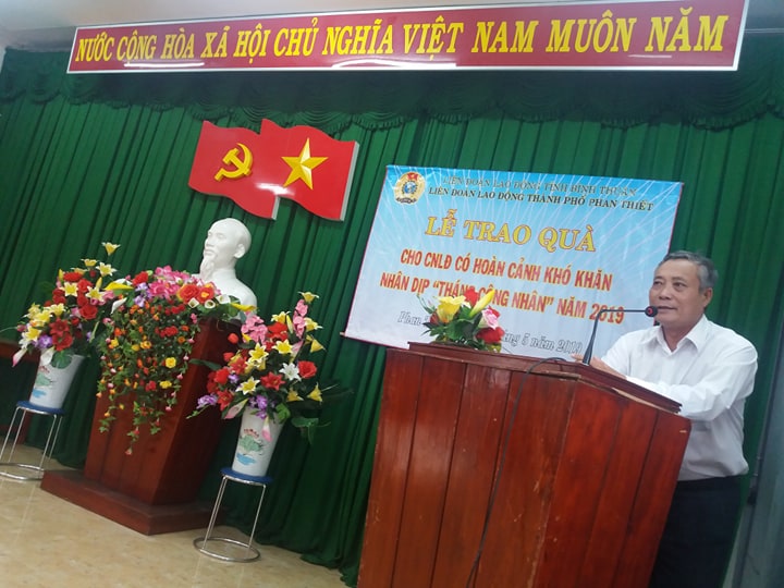 Ảnh: Đ/c Trần Văn Dũng – Phó Chủ tịch LĐLĐ tỉnh phát biểu tại buỗi Lễ trao quà