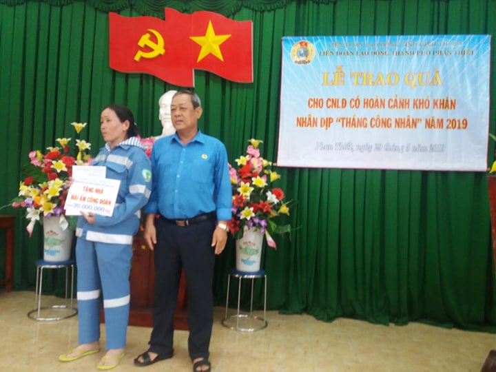 Ảnh: Ông Võ Huy Luận - Chủ tịch LĐLĐ thành phố trao quyết định hỗ trợ kinh phí xây dựng nhà “Mái ấm Công đoàn” 