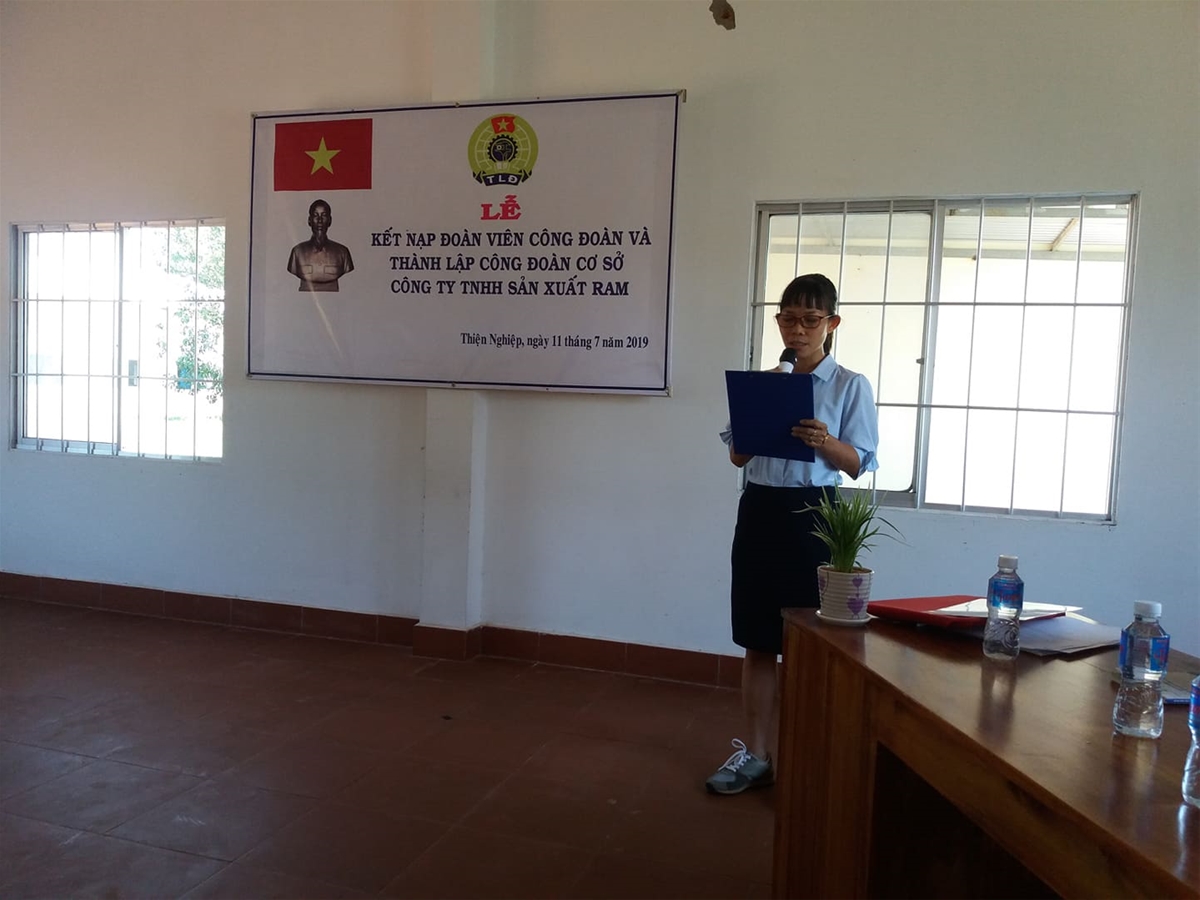 Ảnh: Đ/c Nguyễn Thị Thùy Linh – Chủ tịch CĐCS Lâm thời lên phát biểu nhận nhiệm vụ