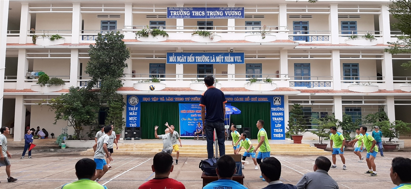 Ảnh: trận chung kết giữa đội liên quân Lê Hồng Phong, Phòng GD-ĐT  với đội liên quân Nguyễn Trãi, Nguyễn Thông, Lương Thế Vinh