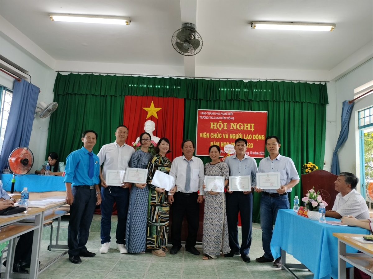 Công tác khen thưởng tại Hội nghị VCNLĐ trường THCS Nguyễn Thông