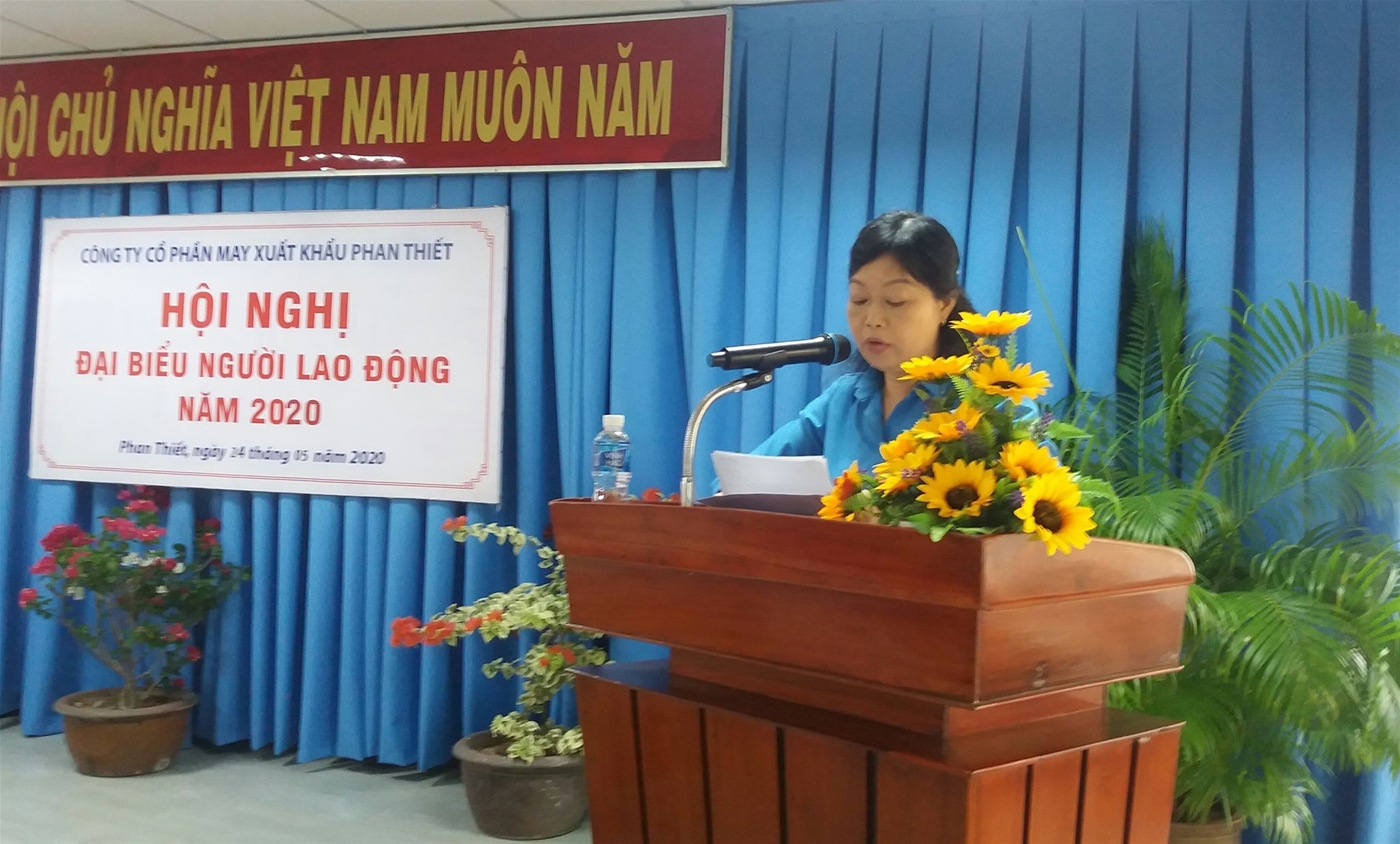 Ảnh: Bà Trần Thị Tuyết Thanh – Chủ tịch Công đoàn cơ sở Công ty  trình bày các báo cáo Hội nghị