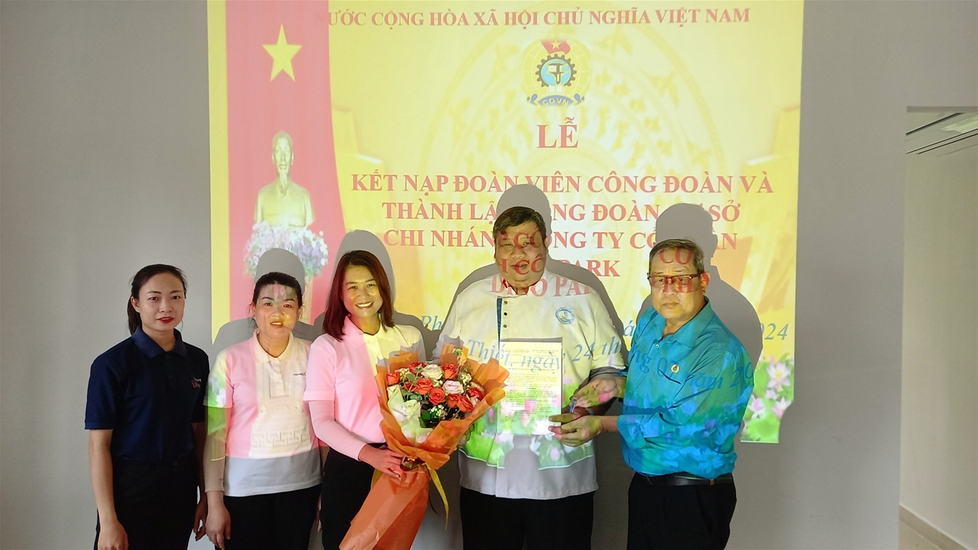 Ông Võ Huy Luận - Chủ tịch LĐLĐ thành phố trao quyết định thành lập CĐCS tại doanh nghiệp và Bà Đoàn Hồng Chi - Tổng Quản lý Công ty tặng hoa chúc mừng Ban chấp hành Lâm thời