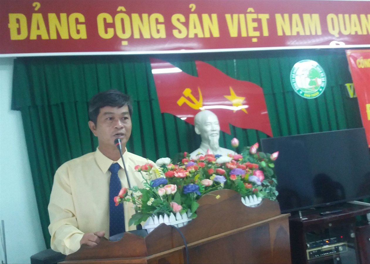 Ảnh: ông Lê Thanh Hoàng - Chủ tịch CĐCS Công ty trình bày báo cáo tại Hội nghị