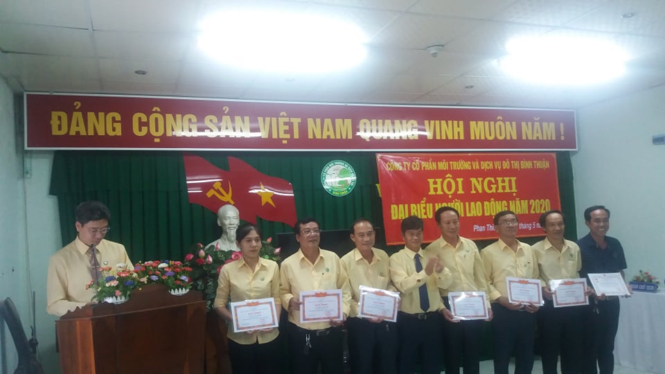 Ảnh: Đ/c Lê Thanh Hoàng – Chủ tịch CĐCS  trao giấy khen cho các tập thể được khen thưởng tại Hội nghị 