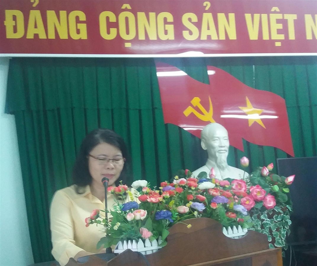 Ảnh: bà Lê Thị Thanh Thủy - Giám đốc Công ty  trình bày báo cáo kết quả hoạt động sản xuất, kinh doanh năm 2019 tại Hội nghị