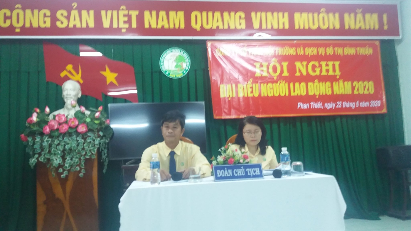 Ảnh: Đoàn Chủ tịch tại Hội nghị Đại biểu người lao động  Công ty Cổ phần Môi trường và  dịch vụ Đô thị Bình Thuận