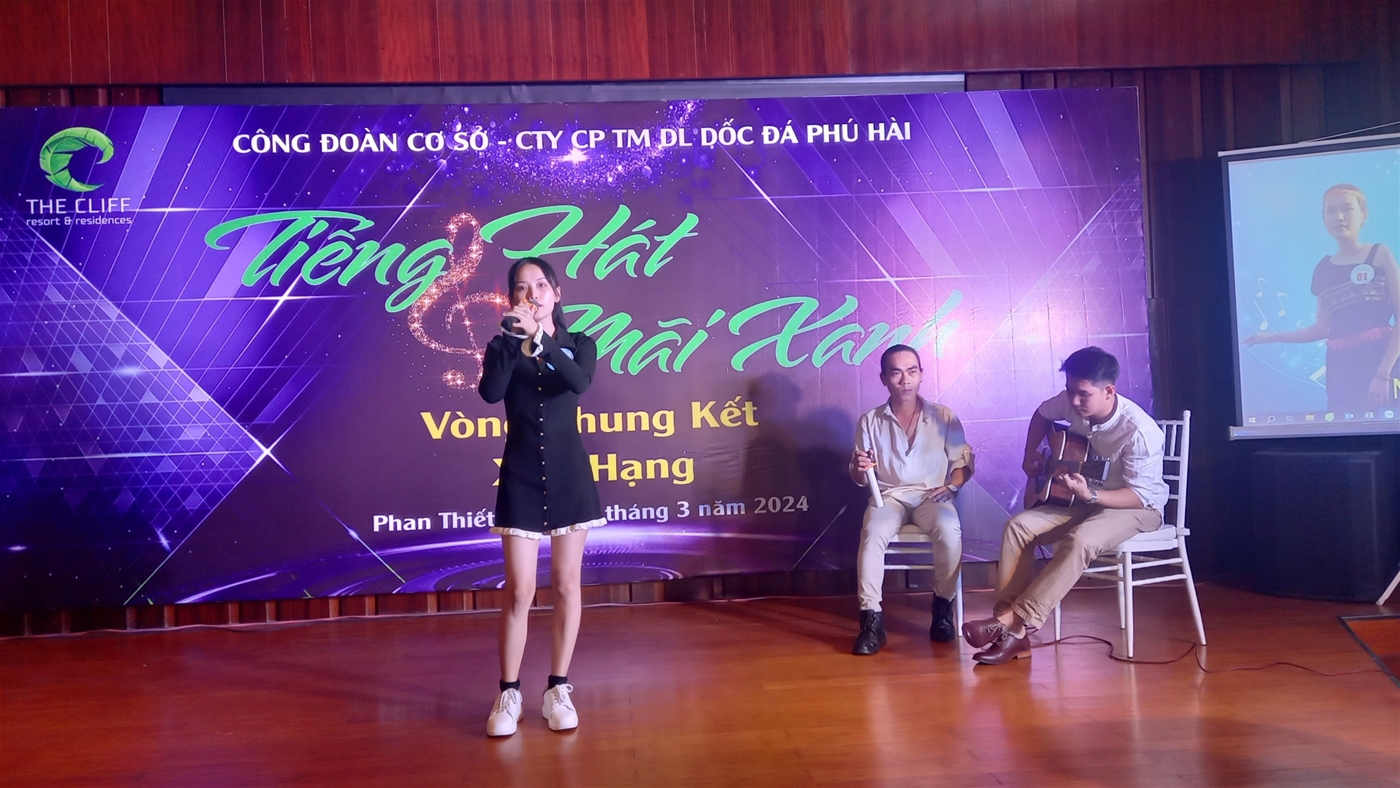 Thí sinh Nguyễn Thị Hồng Hải (đạt giải khuyến khích): thể hiện ca khúc “Đồi hoa Mặt Trời”