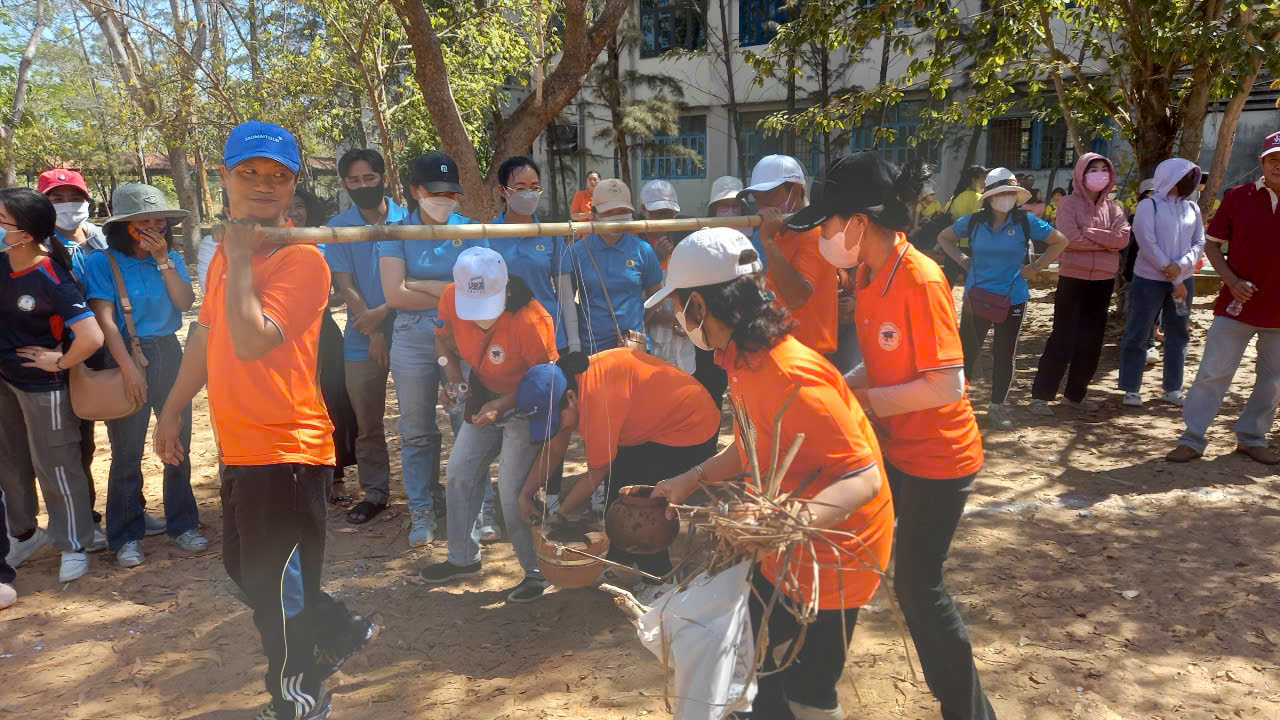 Môn thi đấu gánh gạo nấu cơm