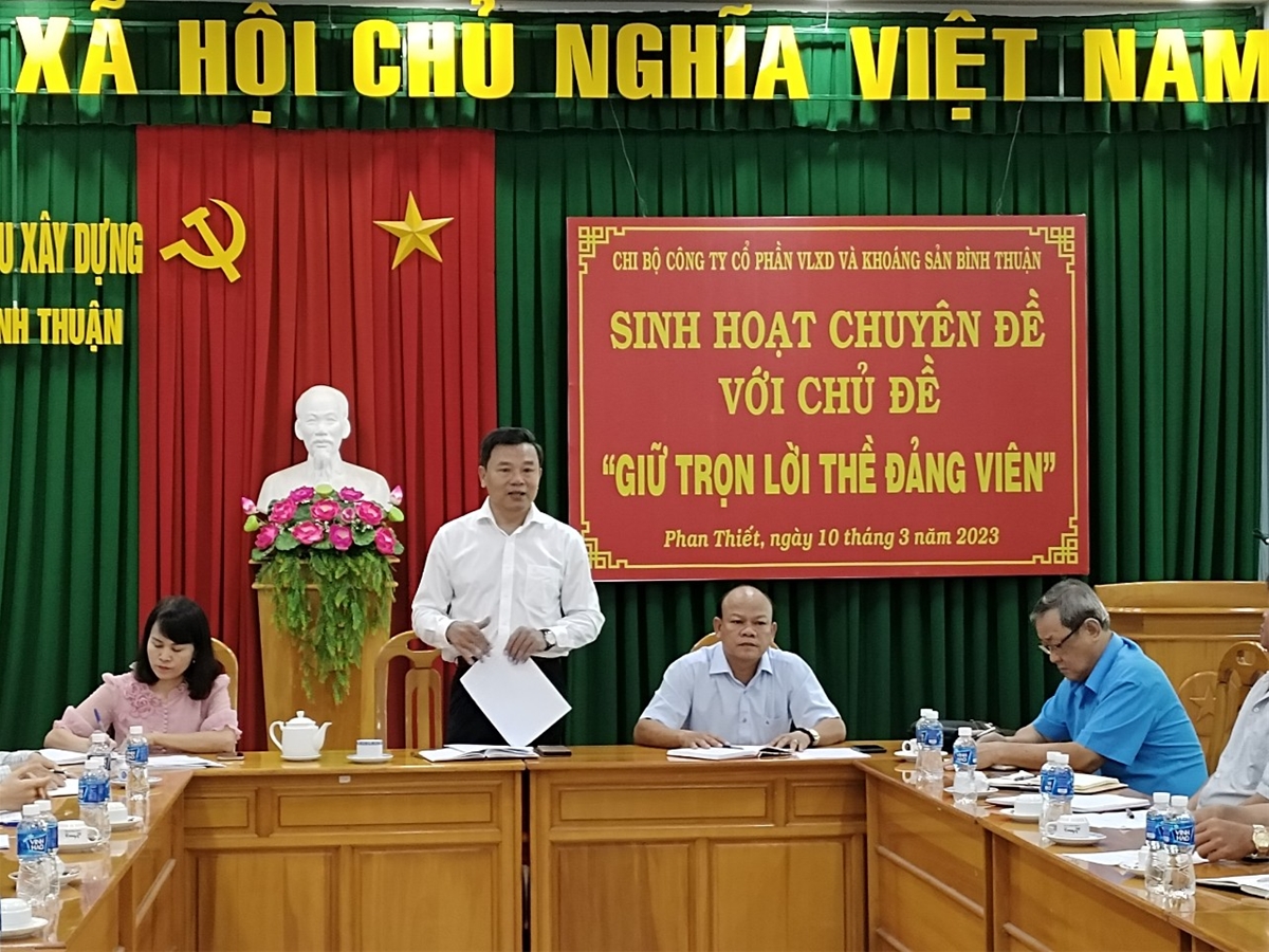 Đ/c Lê Thanh Sơn – Bí thư chi bộ Cty báo cáo kết quả tự soi thực hiện “Lời thề Đảng viên” tại buổi sinh hoạt