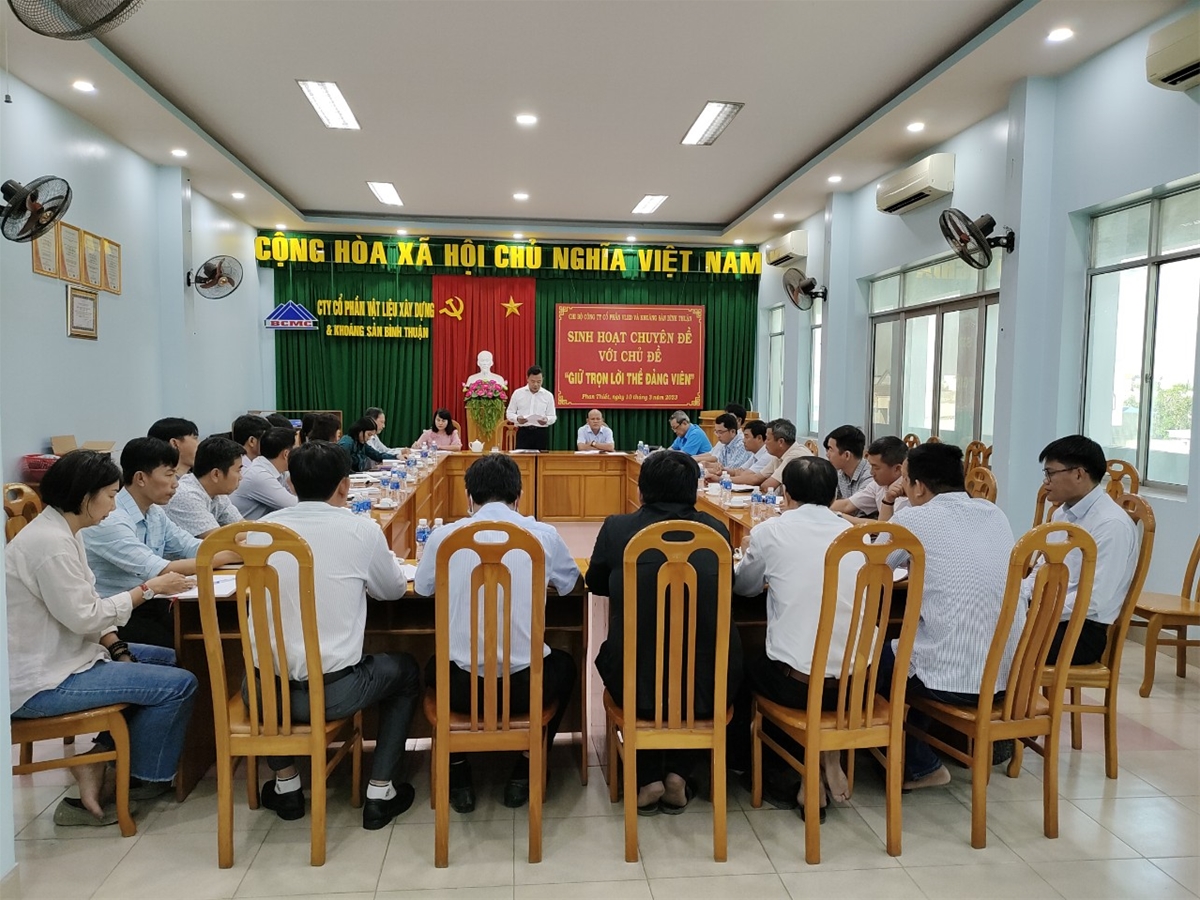 Đ/c Võ Huy Luận – Thành ủy viên, Chủ tịch LĐLĐ thành phố và đảng viên chi bộ tham dự buổi sinh hoạt