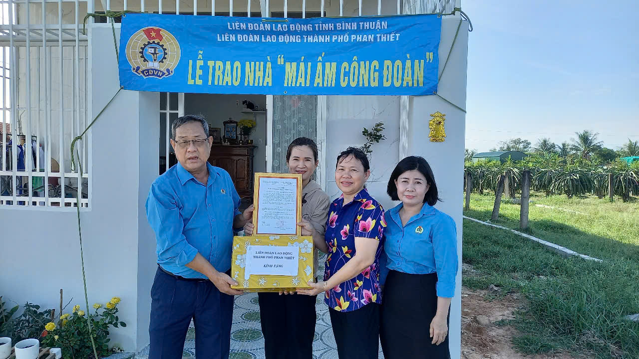 Trao nhà “Mái ấm Công đoàn” cho đoàn viên Huỳnh Thị Thanh Vân