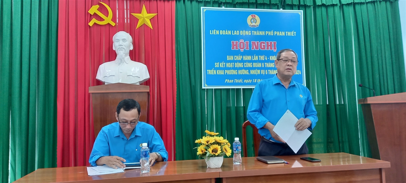 Đ/c Võ Huy Luận - Chủ tịch LĐLĐ thành phố phát biểu kết luận tại Hội nghị