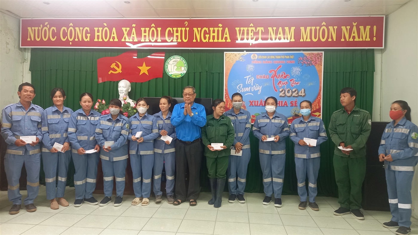Đ/c Võ Huy Luận - Chủ tịch LĐLĐ TP trao quà cho CNLĐ  tại Cty Cổ phần Môi trường và DV Đô thị Bình Thuận