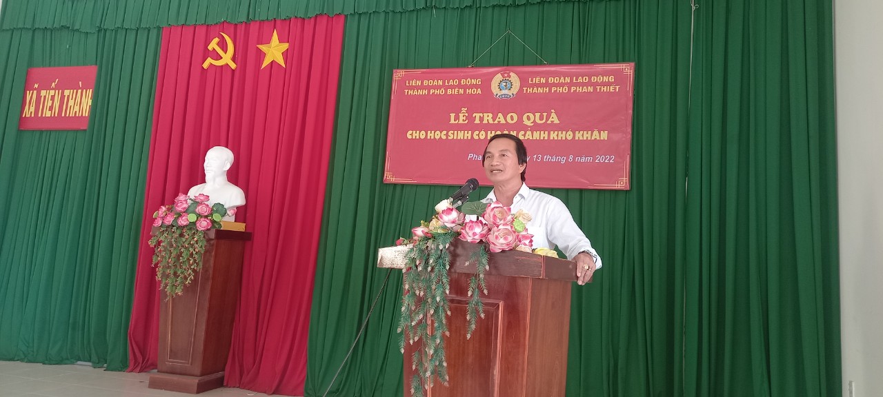 Ảnh: Đồng chí Nguyễn Văn Tám - Phó Bí thư Đảng ủy, Chủ tịch HĐND xã Tiến Thành phát biểu cảm ơn tại buổi Lễ