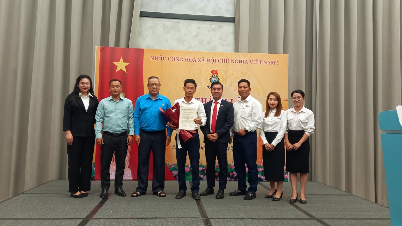 Ảnh: Đ/c Võ Huy Luận - Chủ tịch LĐLĐ thành phố trao quyết định  thành lập CĐCS Chi nhánh Bình Thuận - Công ty Cổ phần Nova Hotels&Resort World