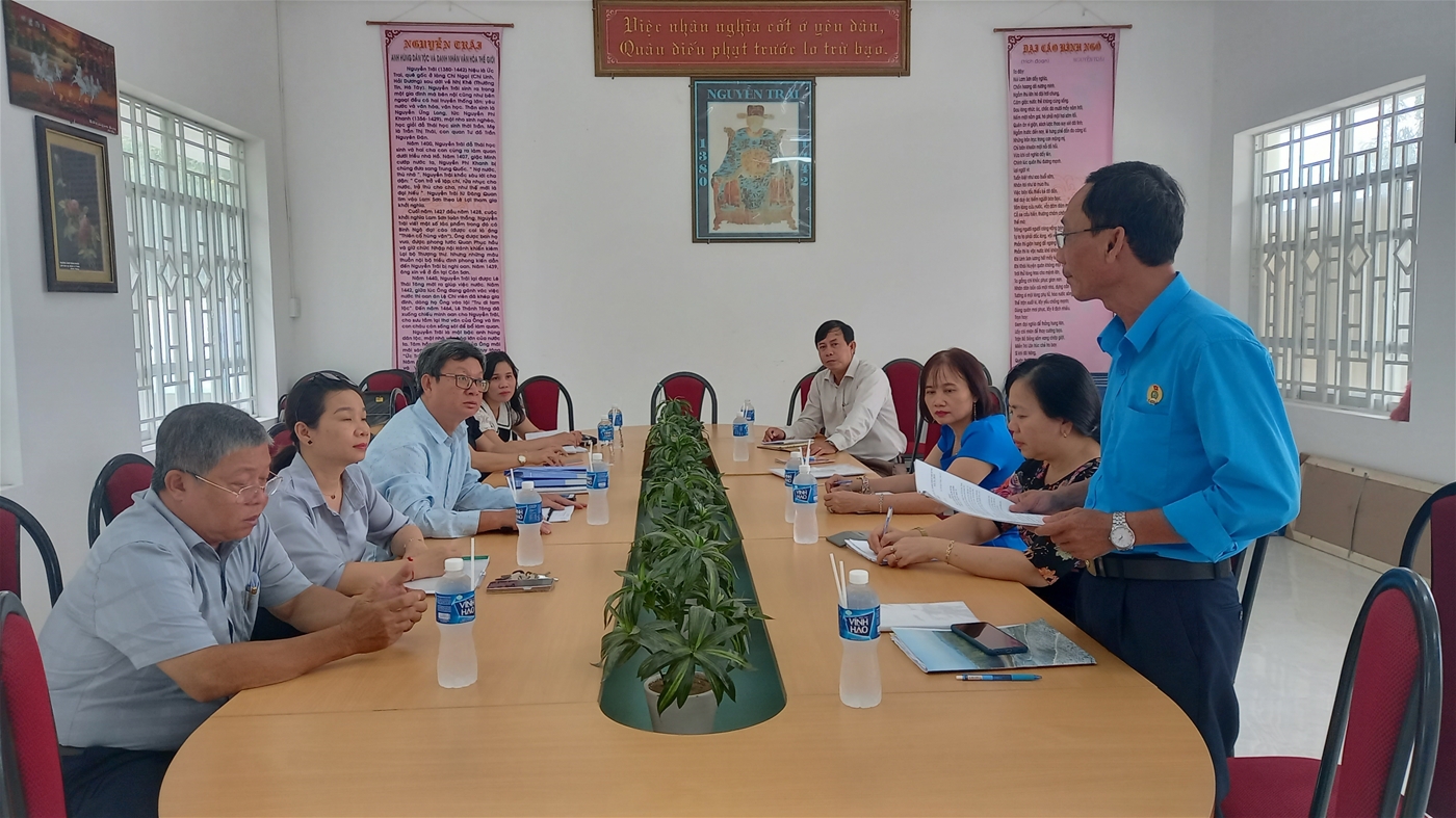 Đoàn kiểm tra làm việc tại CĐCS Trường THCS Nguyễn Trãi