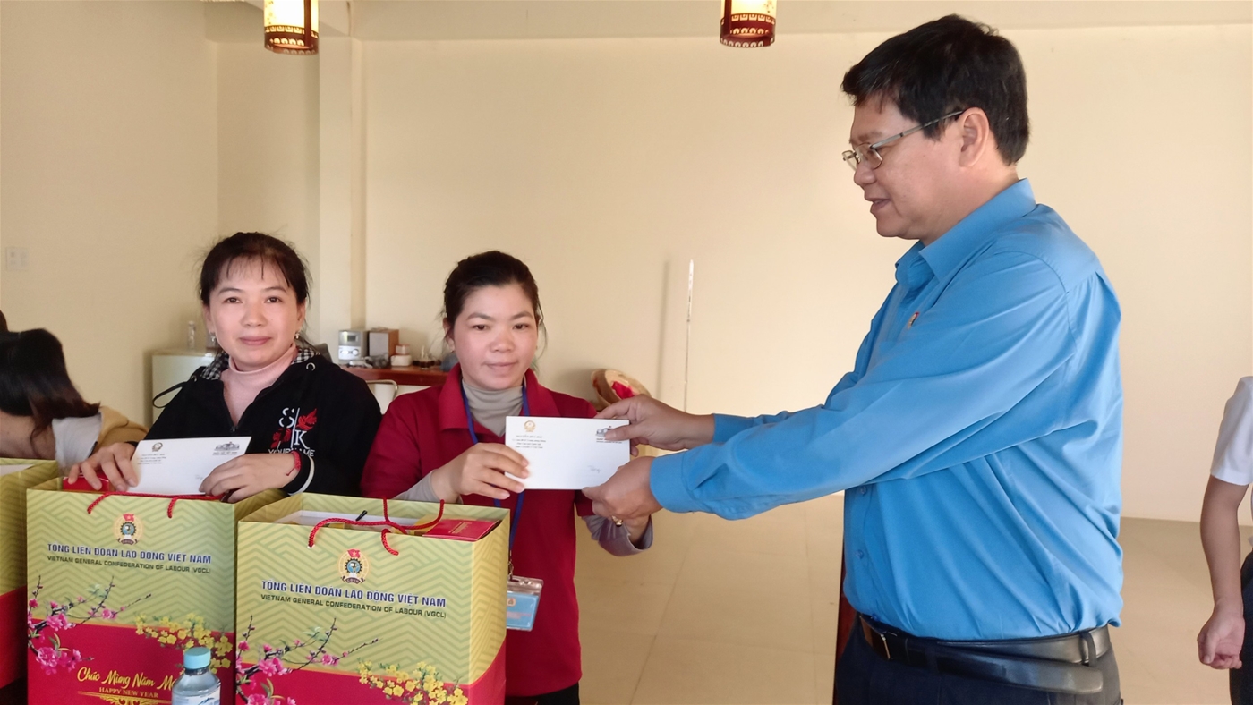 Ông Đỗ Hữu Quy - Chủ tịch LĐLĐ tỉnh Bình Thuận trao quà tết cho công nhân lao động công ty