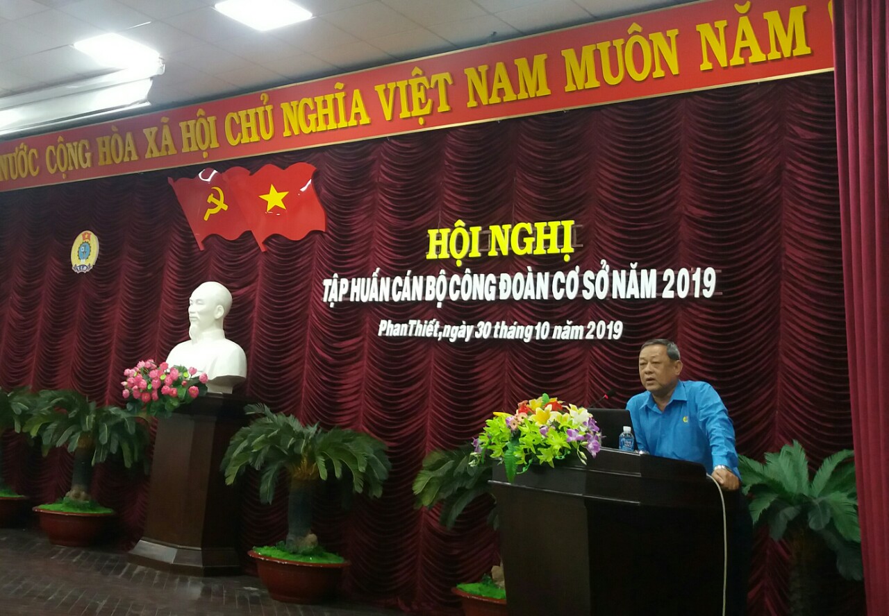 Ảnh: Đ/c Võ Huy Luận - Chủ tịch LĐLĐ thành phố trình bày chuyên đề tập huấn 