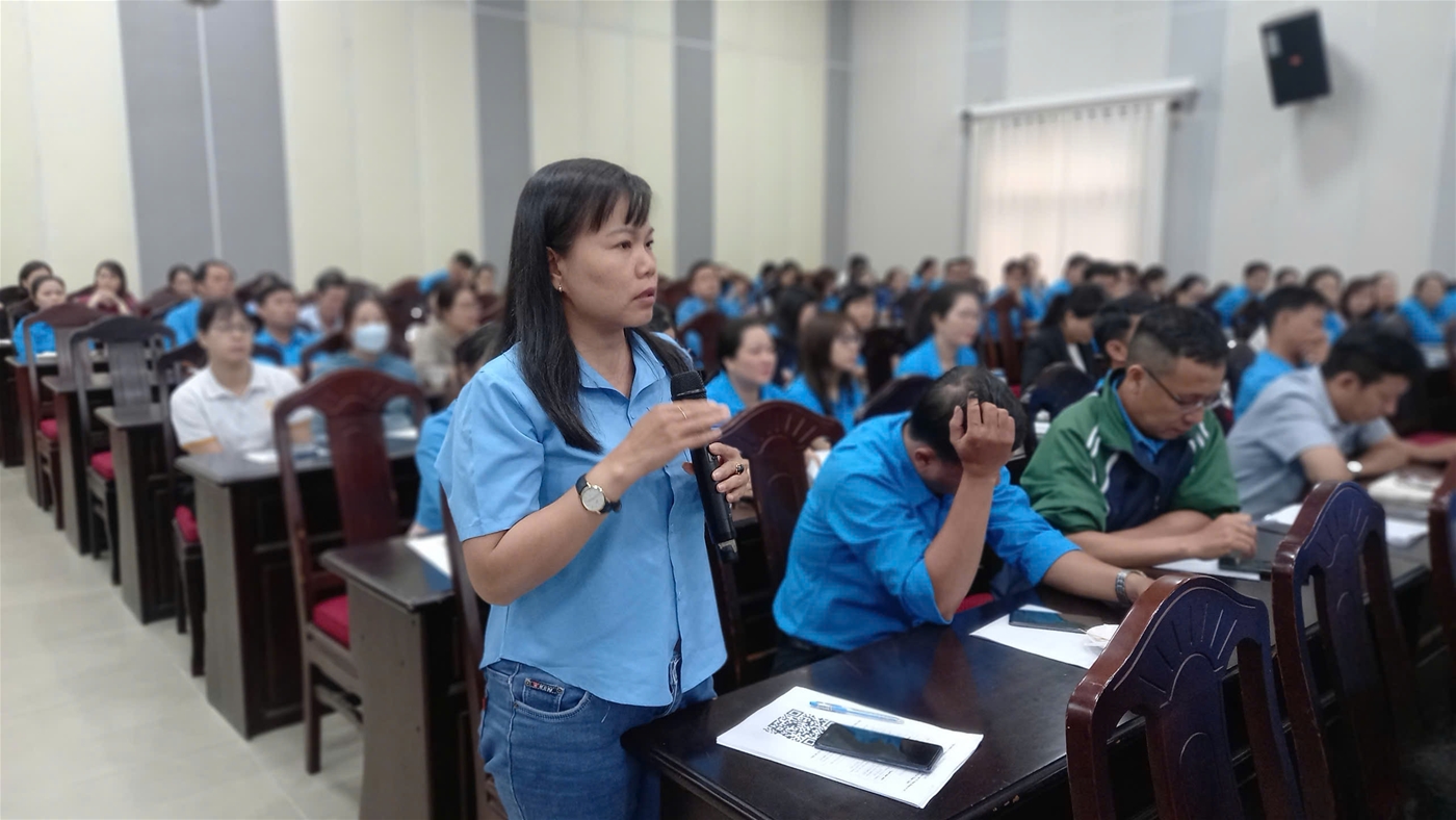 Cán bộ CĐCS đặt vấn đề đang vướng mắc tại đơn vị trong Hội nghị tập huấn