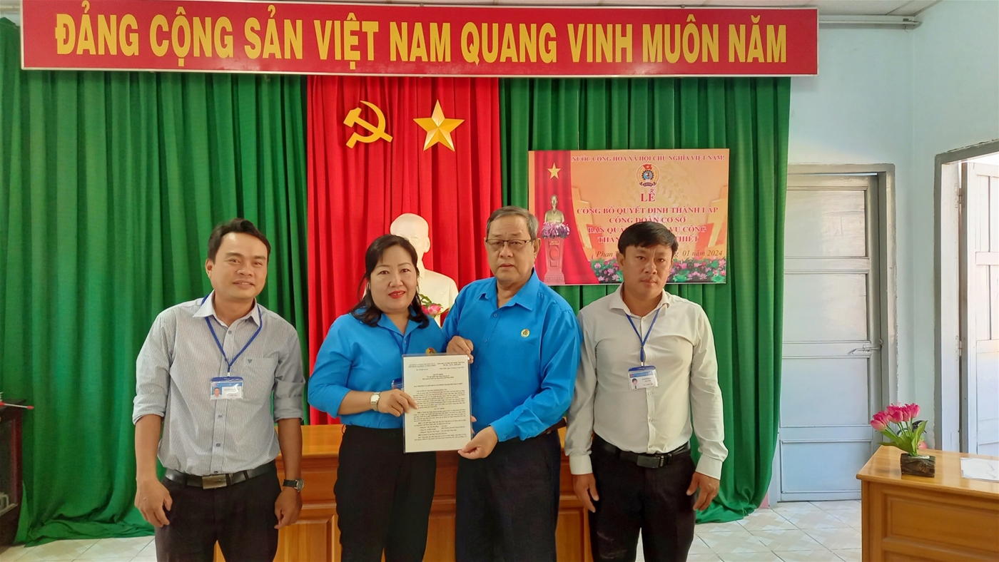 Đ/c Võ Huy Luận - Chủ tịch LĐLĐ thành phố trao quyết định  thành lập CĐCS Ban Quản lý Dịch vụ công thành phố Phan Thiết