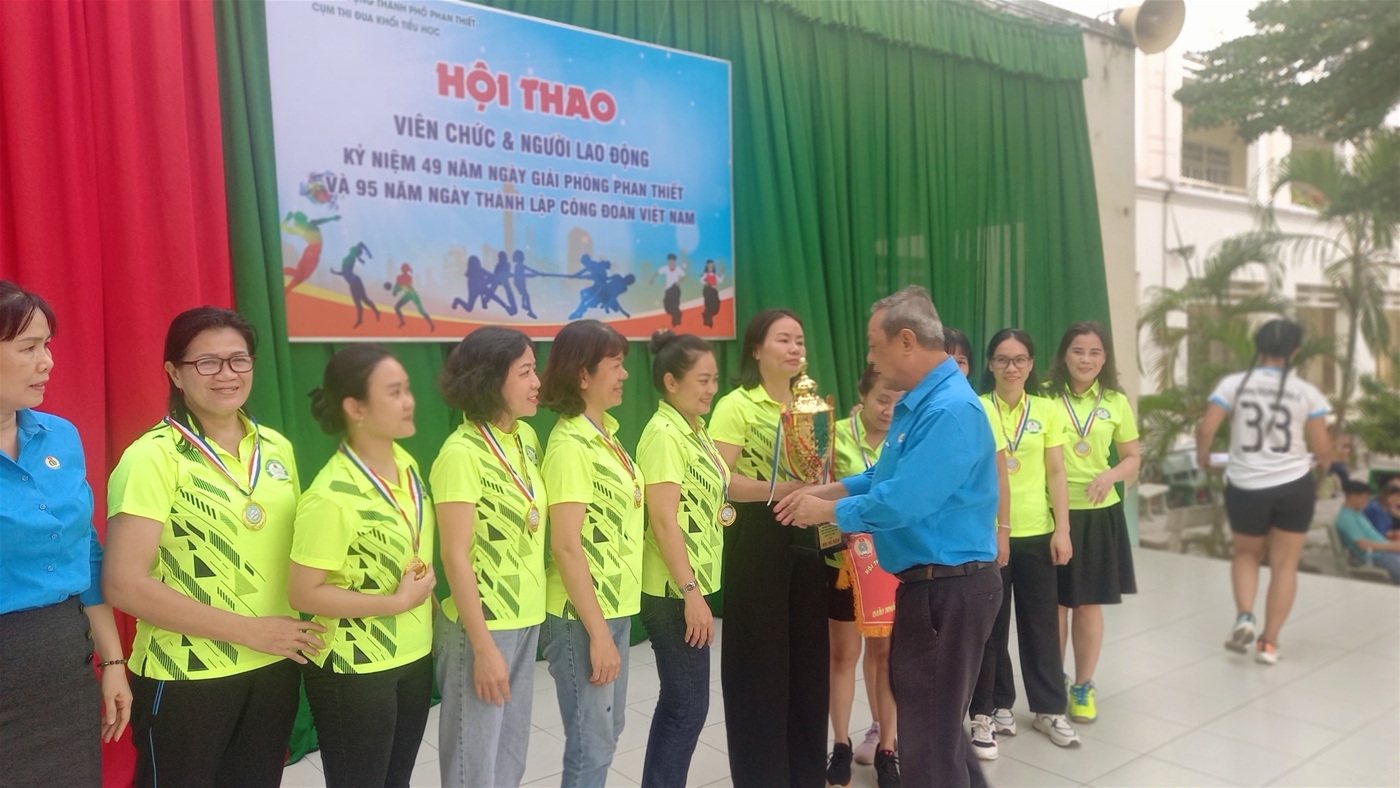Đ/c Võ Huy Luận - Chủ tịch LĐLĐ thành phố trao Cúp vô địch cho Trường Tiểu học Bắc Phan Thiết ở môn bóng chuyền hơi nữ