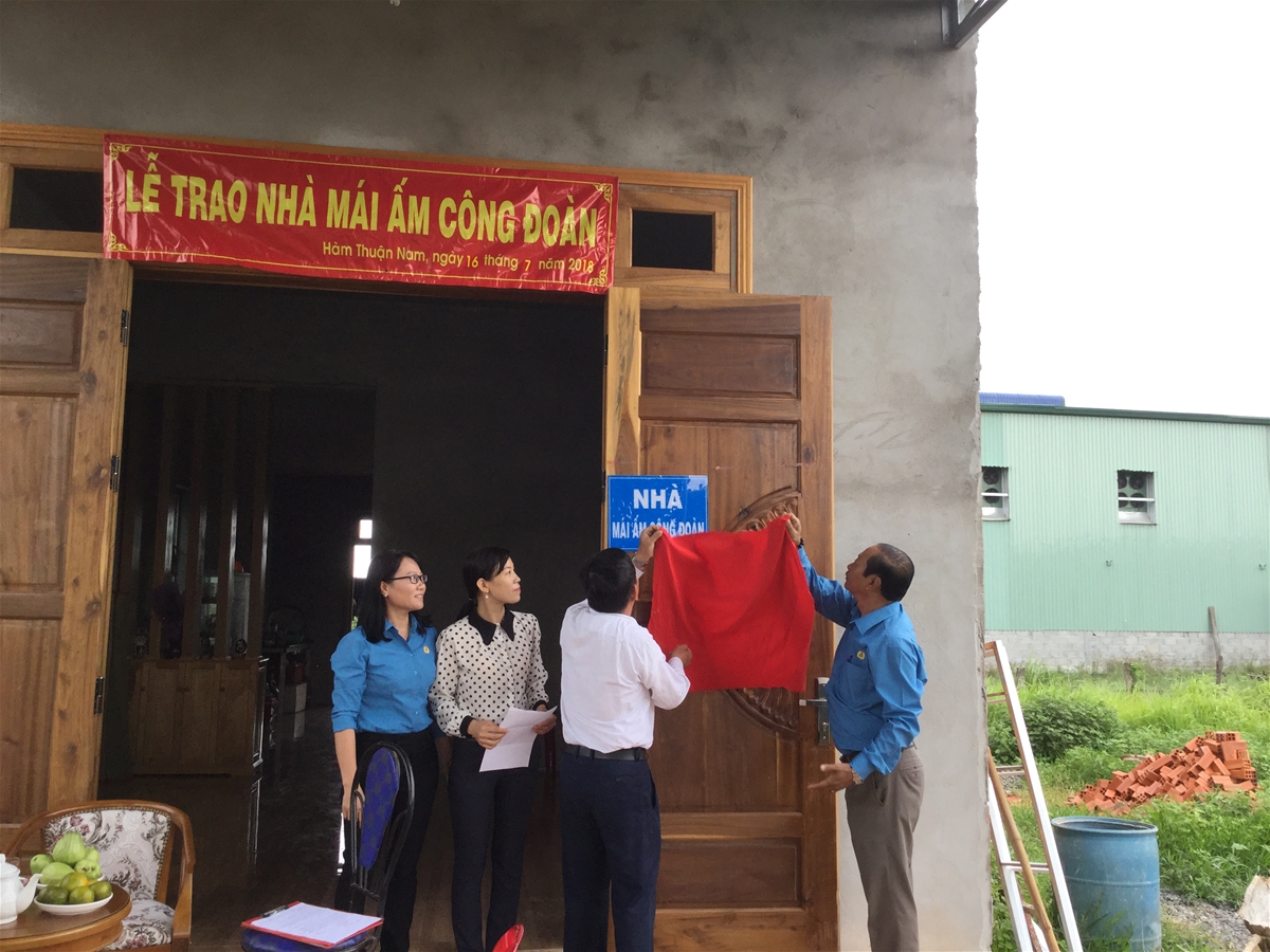 LĐLĐ huyện Hàm Thuận Nam trao nhà “Mái ấm Công đoàn” cho đoàn viên Hoàng Thị Diệu Linh