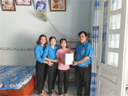 Liên đoàn Lao động huyện Đức Linh thăm và tặng quà cho nữ CNVCLĐ bị bệnh hiểm nghèo