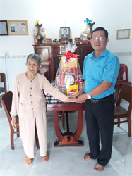 Liên đoàn Lao động huyện Tánh Linh  đến thăm Mẹ Việt Nam anh hùng Kiều Thị Huy