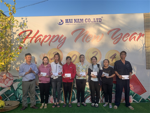 Người lao động khó khăn Công ty TNHH Hải Nam nhận hỗ trợ Tết Sum Vầy năm 2024