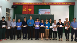 Công đoàn Viên chức tỉnh trao quà nhân dịp Tháng công nhân năm 2019