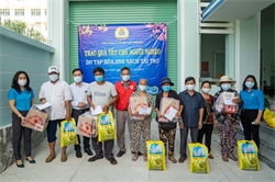 Công đoàn cơ sở Hội Chữ thập đỏ tỉnh trao tặng quà cho hộ nghèo